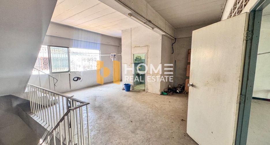 Local comercial en venta de 2 habitaciones en Si Racha, Chonburi