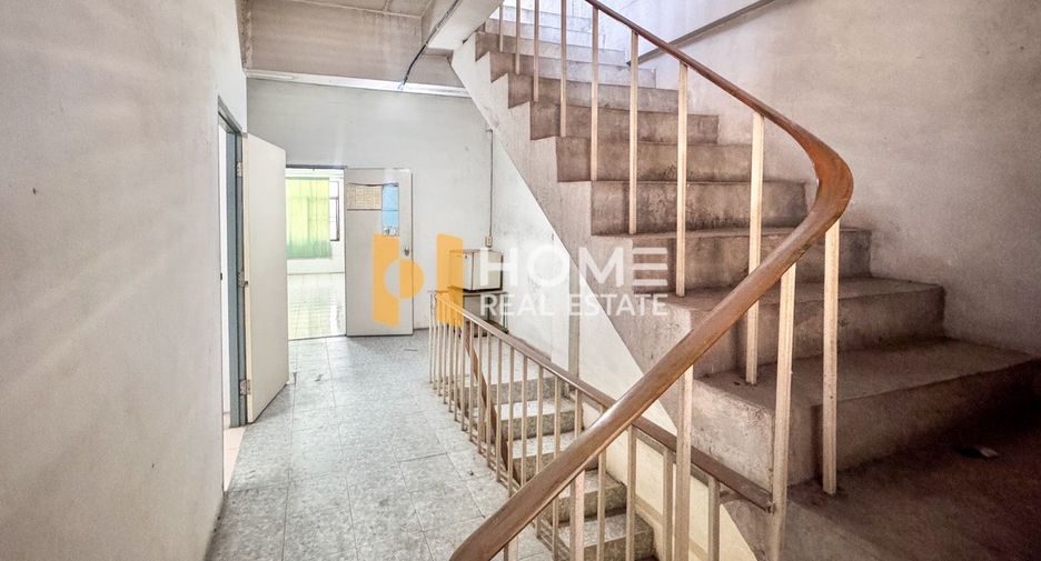 Local comercial en venta de 3 habitaciones en Si Racha, Chonburi