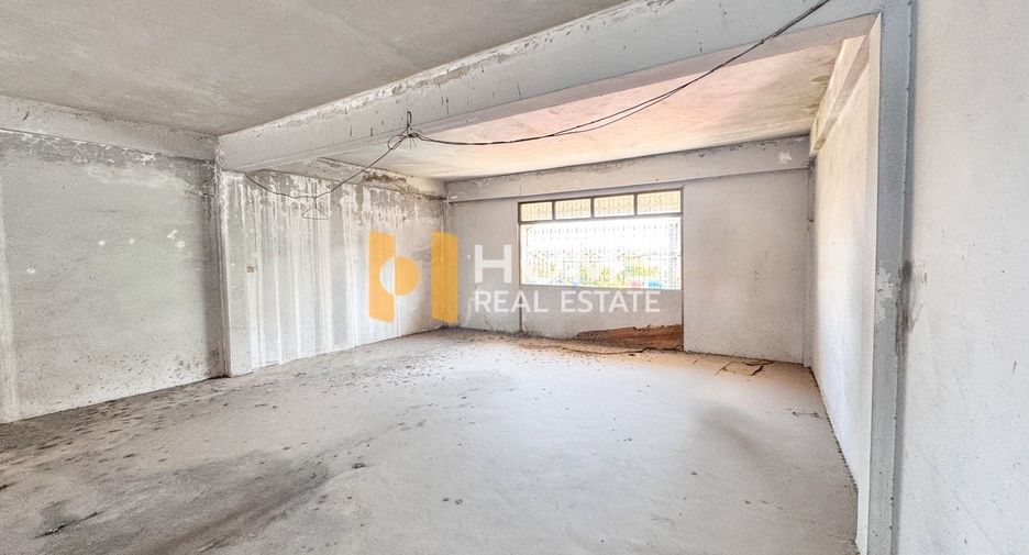 Local comercial en venta de 3 habitaciones en Si Racha, Chonburi