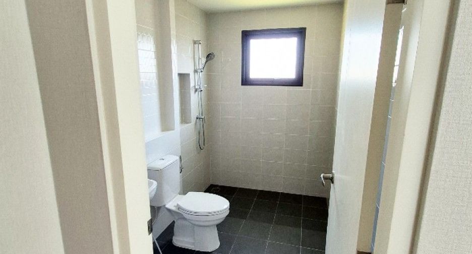 For sale 4 bedrooms house in Mueang Surat Thani, Surat Thani