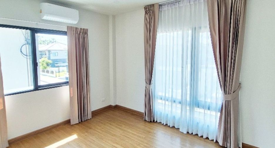 For sale 4 bedrooms house in Mueang Surat Thani, Surat Thani