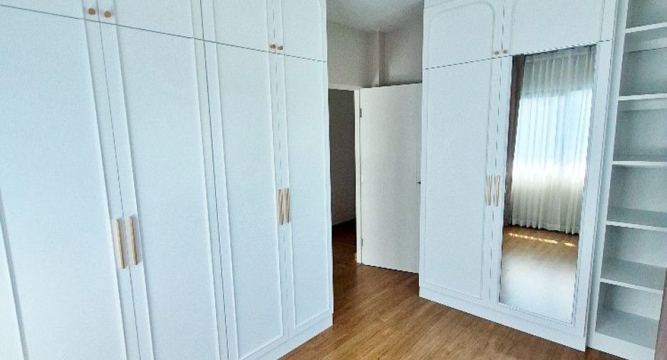 For sale 4 bedrooms house in Mueang Surat Thani, Surat Thani