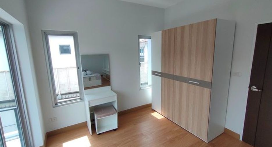 For sale 3 bedrooms townhouse in Sai Mai, Bangkok