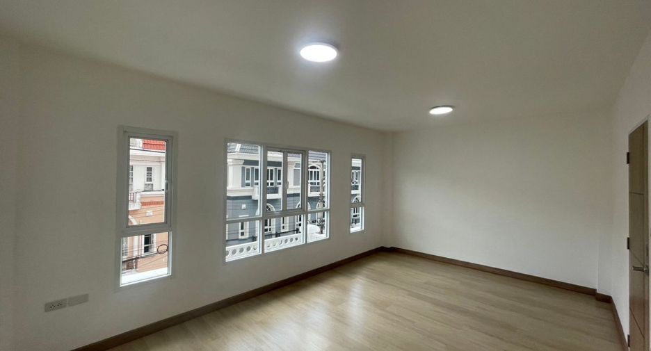 Casa adosada en venta de 3 habitaciones en Bang Khen, Bangkok