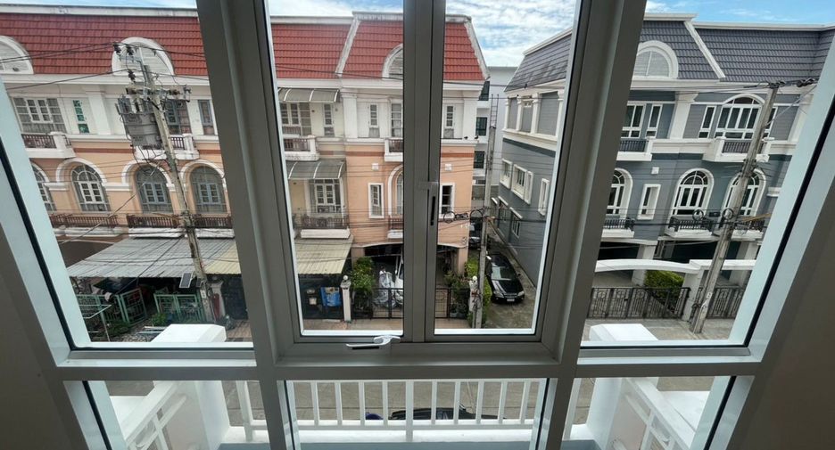 Casa adosada en venta de 3 habitaciones en Bang Khen, Bangkok