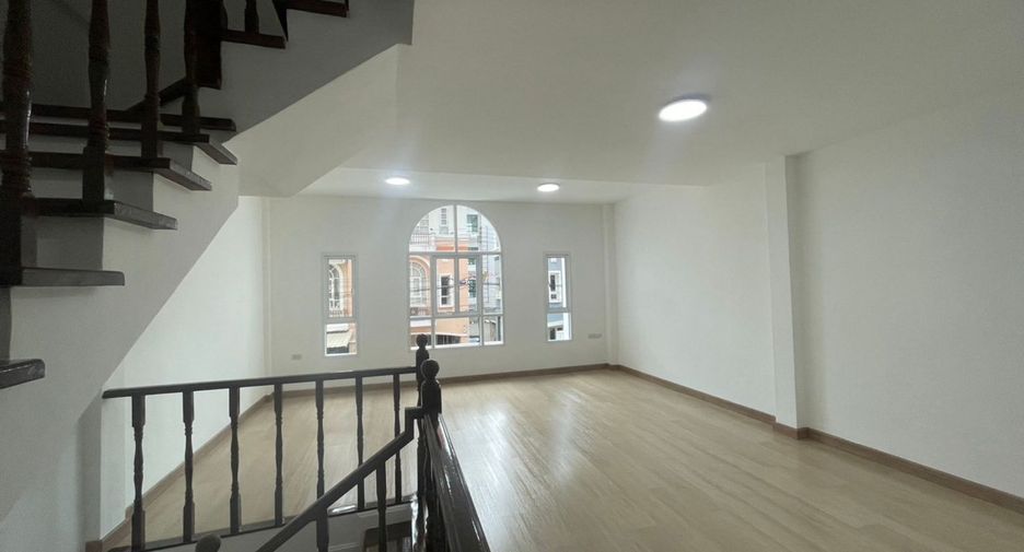 Casa adosada en venta de 3 habitaciones en Bang Khen, Bangkok