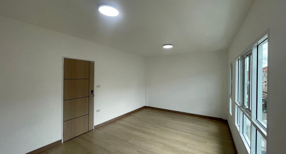 Casa adosada en venta de 3 habitaciones en Bang Khen, Bangkok