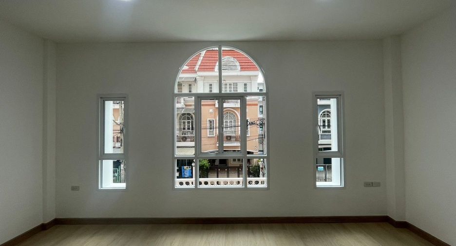 Casa adosada en venta de 3 habitaciones en Bang Khen, Bangkok