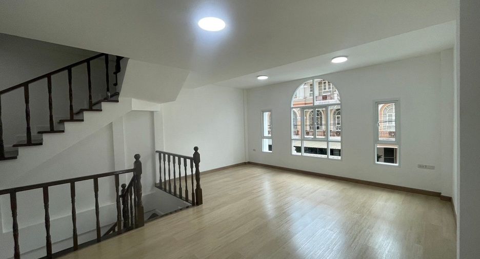 Casa adosada en venta de 3 habitaciones en Bang Khen, Bangkok