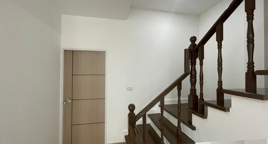 Casa adosada en venta de 3 habitaciones en Bang Khen, Bangkok