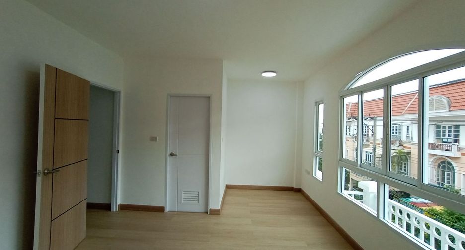 For sale 3 bedrooms townhouse in Bang Khen, Bangkok