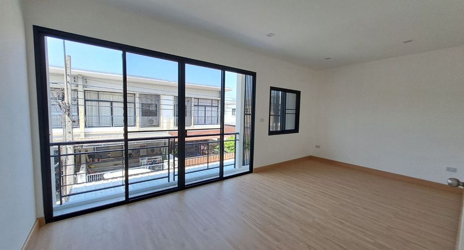 For sale 3 bedrooms townhouse in Bang Sao Thong, Samut Prakan