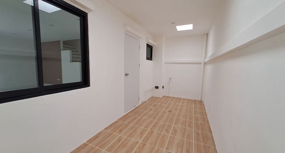 For sale 3 bedrooms townhouse in Bang Sao Thong, Samut Prakan