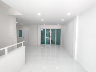 Casa adosada en venta de 3 habitaciones en Khlong Sam Wa, Bangkok