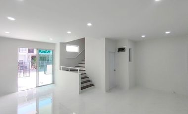 出售 3 卧室 联排别墅 在 Khlong Sam Wa, 曼谷