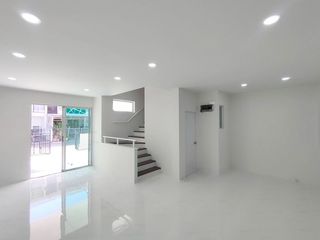 Casa adosada en venta de 3 habitaciones en Khlong Sam Wa, Bangkok