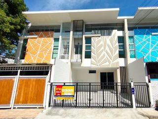 Casa adosada en venta de 3 habitaciones en Khlong Sam Wa, Bangkok