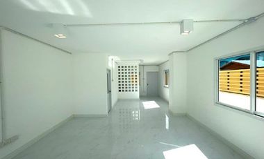 出售 2 卧室 联排别墅 在 Phra Samut Chedi, Samut Prakan
