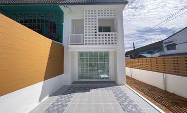 出售 2 卧室 联排别墅 在 Phra Samut Chedi, Samut Prakan