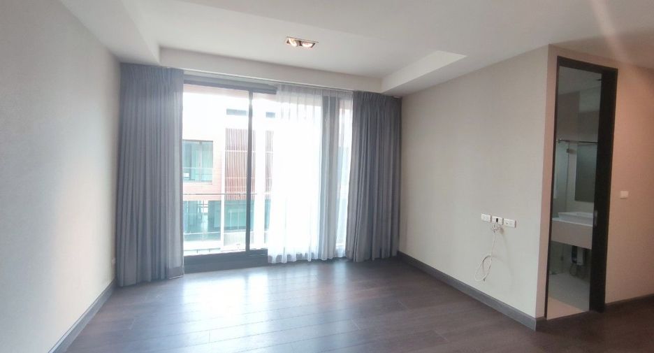 For rent 3 bedrooms townhouse in Watthana, Bangkok