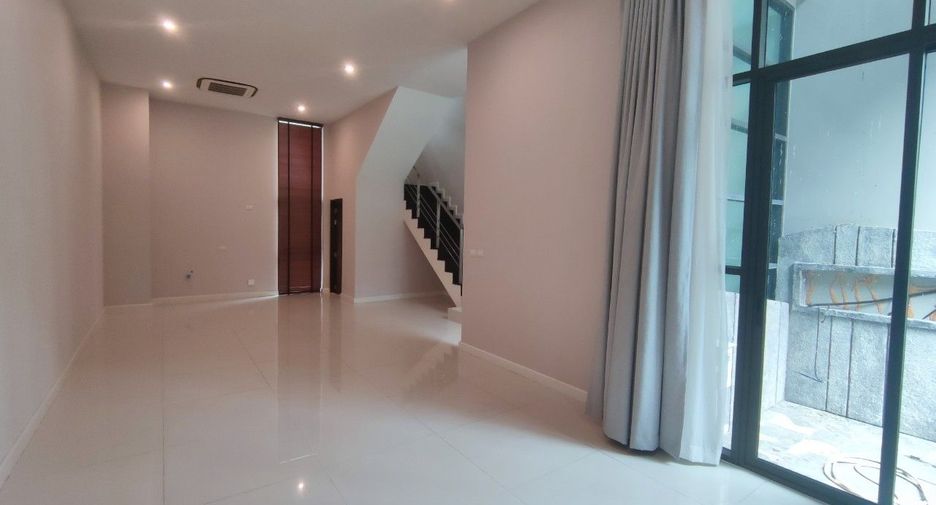 For rent 3 bedrooms townhouse in Watthana, Bangkok