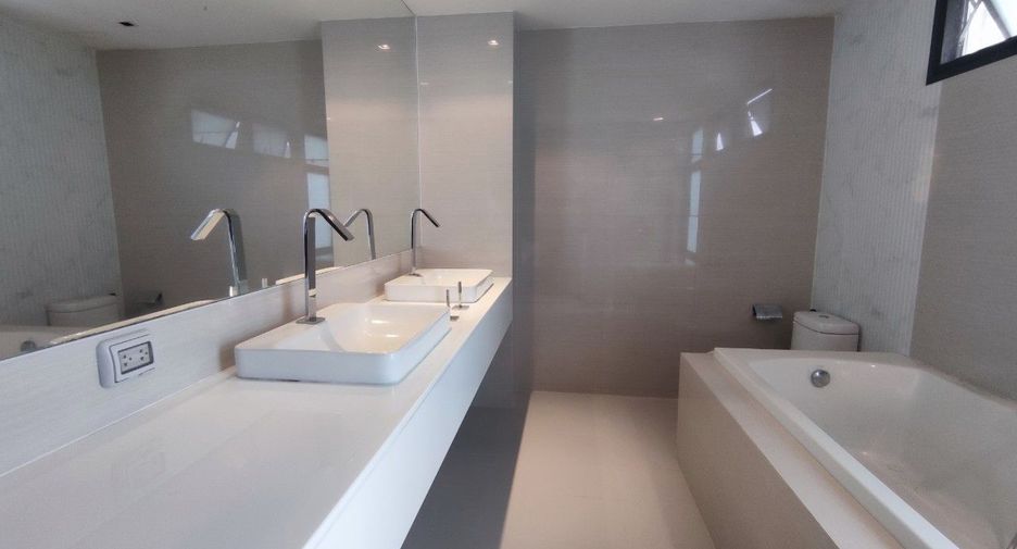 For rent 3 bedrooms townhouse in Watthana, Bangkok