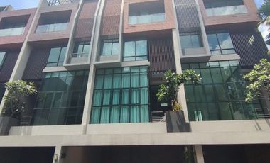 For rent 3 bedrooms townhouse in Watthana, Bangkok