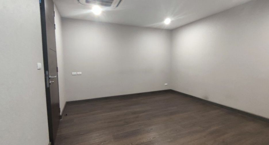 For rent 3 bedrooms townhouse in Watthana, Bangkok