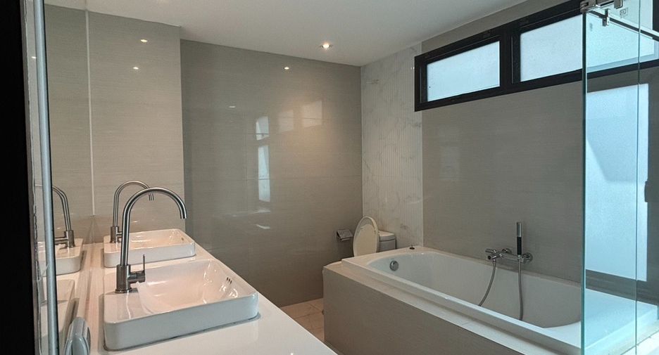 For rent 3 bedrooms townhouse in Watthana, Bangkok