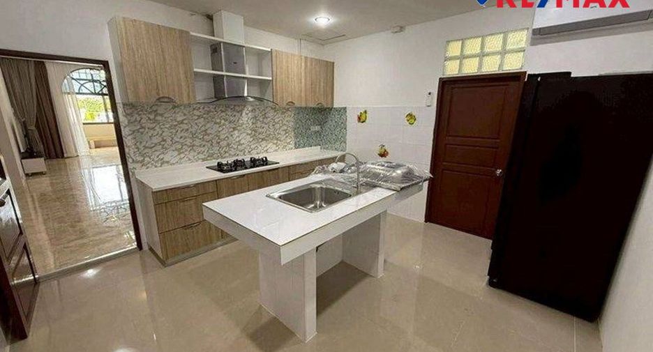 Casa en venta de 4 habitaciones en Bang Lamung, Chonburi