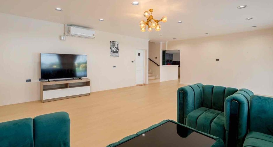 For rent 5 bedrooms villa in Bang Lamung, Chonburi