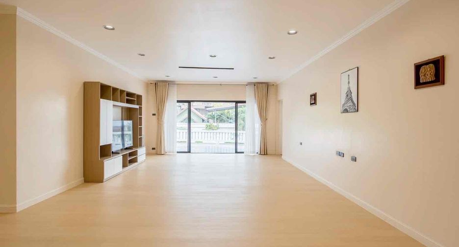 For rent 5 bedrooms villa in Bang Lamung, Chonburi