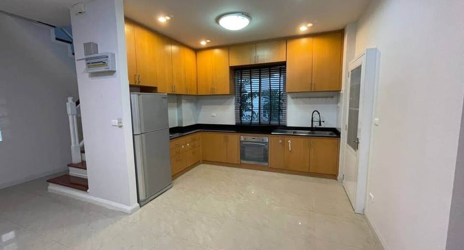 Haus zur Miete mit 4 Zimmer in Lat Krabang, Bangkok