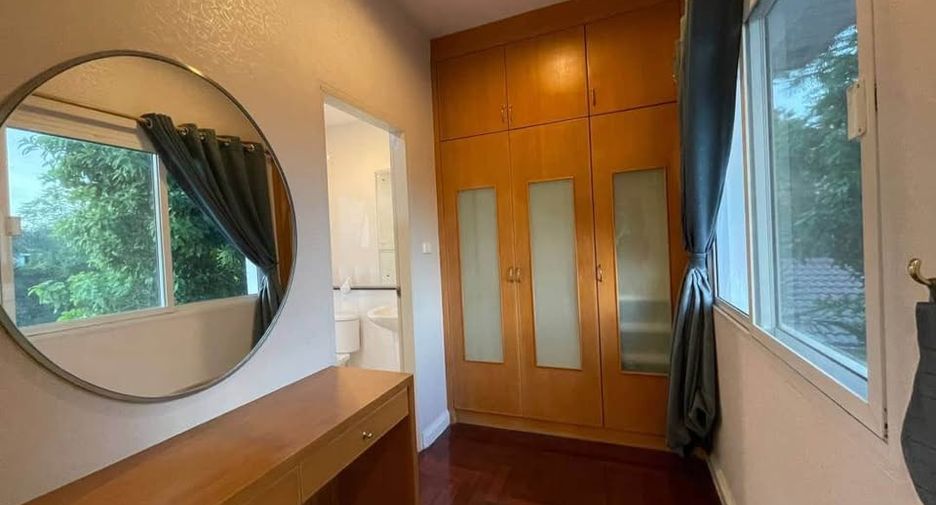 Haus zur Miete mit 4 Zimmer in Lat Krabang, Bangkok