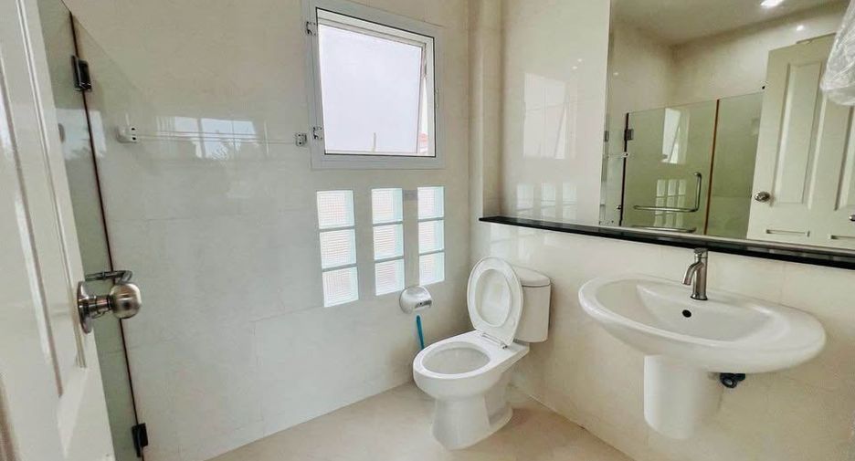 Haus zur Miete mit 4 Zimmer in Lat Krabang, Bangkok