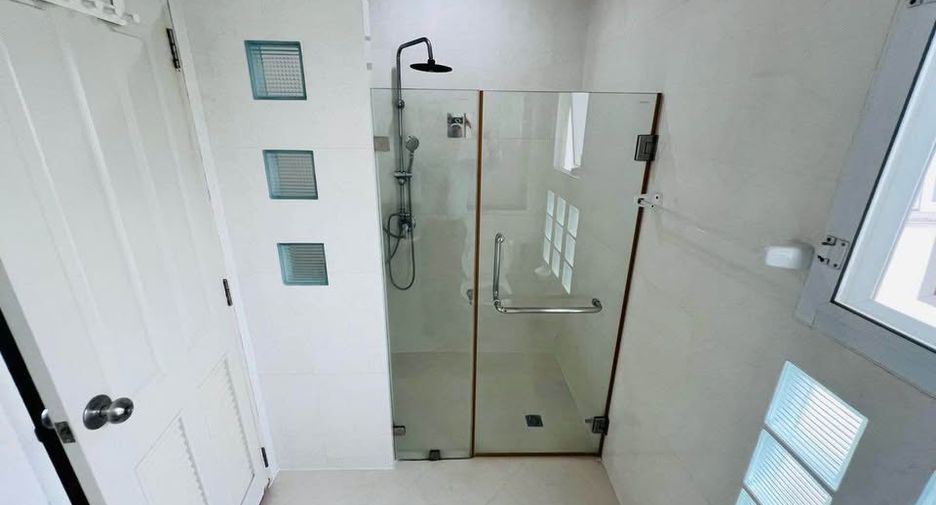 Haus zur Miete mit 4 Zimmer in Lat Krabang, Bangkok