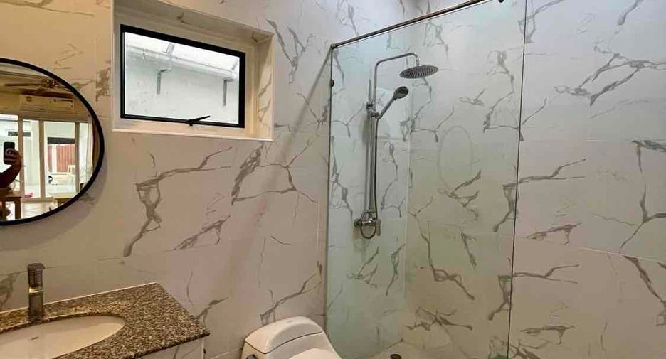 For sale 2 ベッドルーム villa in Bang Lamung, Chonburi