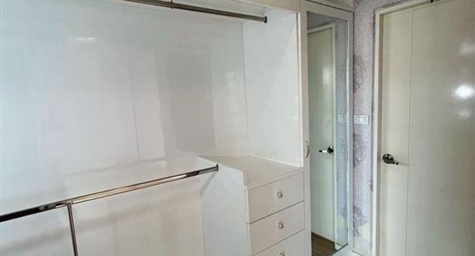 For rent and for sale 4 bedrooms townhouse in Bueng Kum, Bangkok