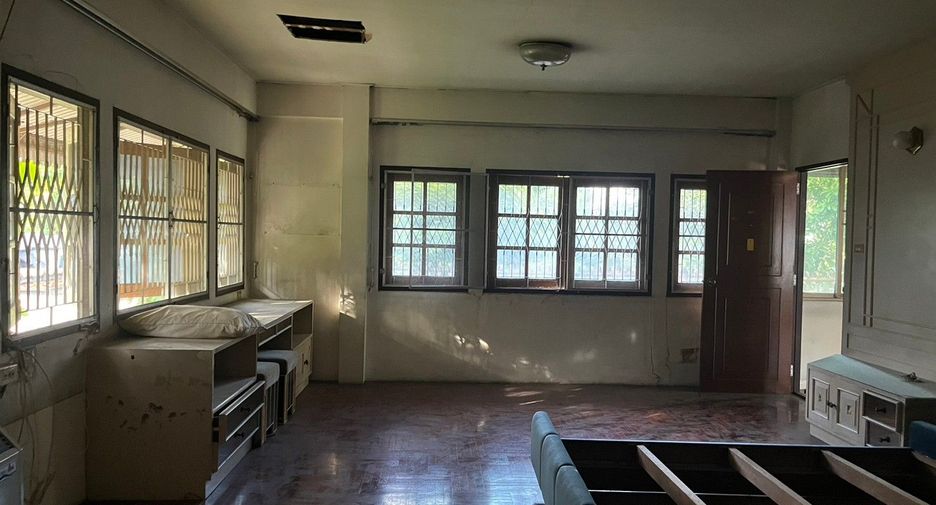 For rent retail Space in Watthana, Bangkok