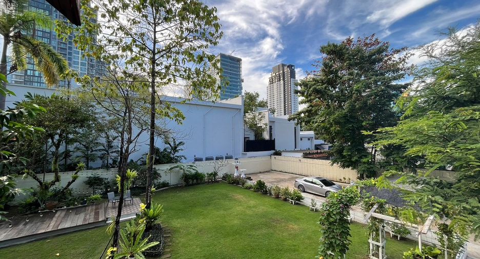 For rent retail Space in Watthana, Bangkok