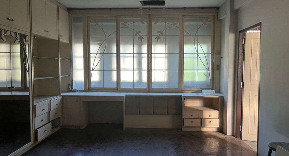 For rent retail Space in Watthana, Bangkok