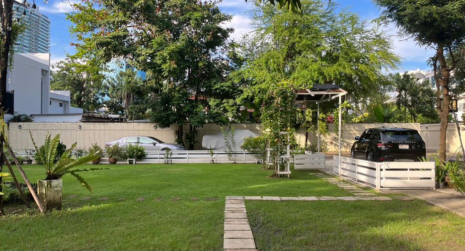For rent retail Space in Watthana, Bangkok