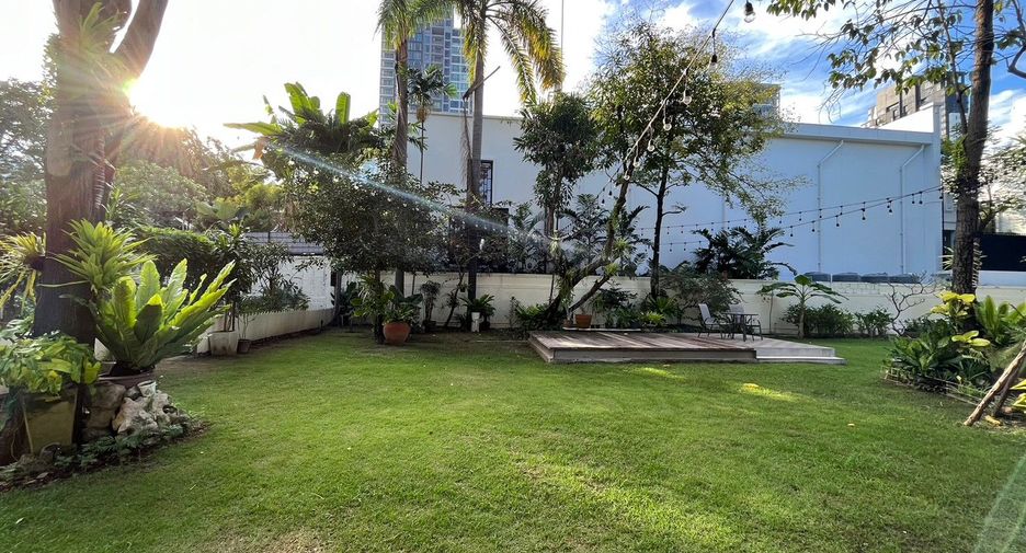 For rent retail Space in Watthana, Bangkok