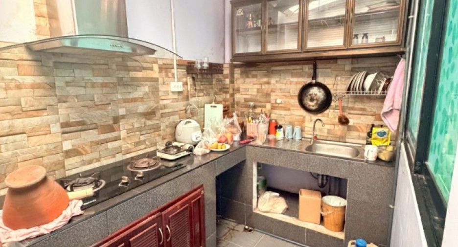 Reihenhaus zum Kauf mit 2 Zimmer in Si Racha, Chonburi