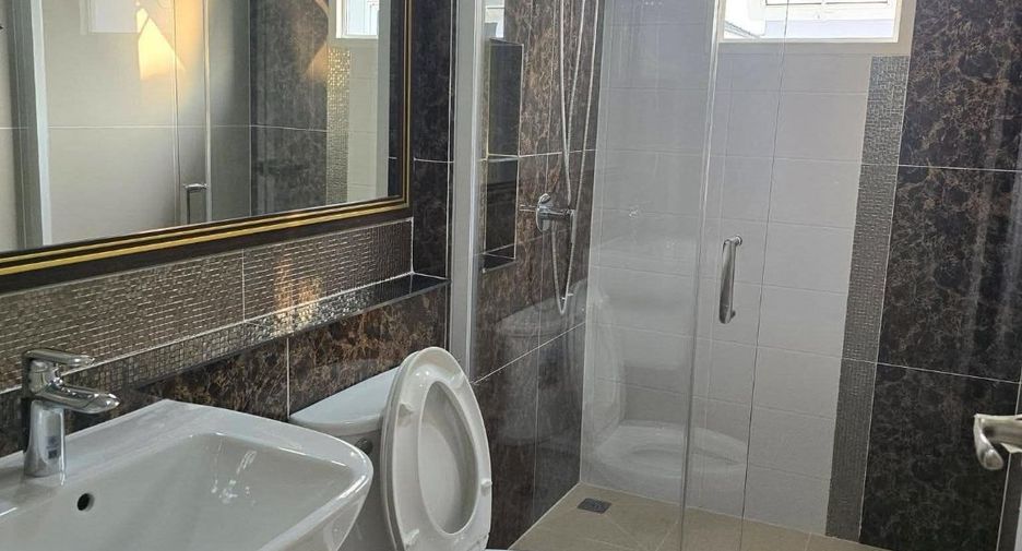 For rent 4 bedrooms house in Mueang Samut Prakan, Samut Prakan