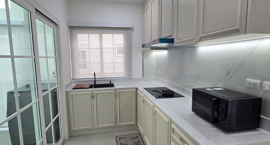 For rent 4 bedrooms house in Mueang Samut Prakan, Samut Prakan
