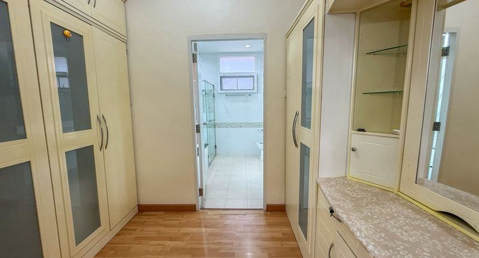 For sale 3 bedrooms house in Si Racha, Chonburi