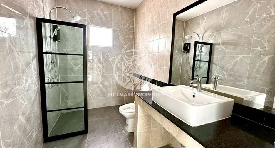 Casa en alquiler de 3 habitaciones en Bang Lamung, Chonburi
