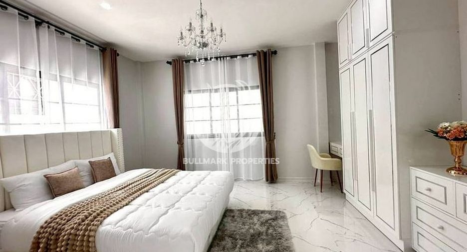 Casa en alquiler de 3 habitaciones en Bang Lamung, Chonburi