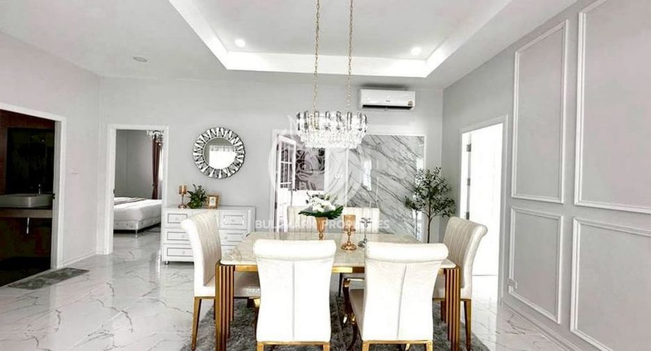Casa en alquiler de 3 habitaciones en Bang Lamung, Chonburi